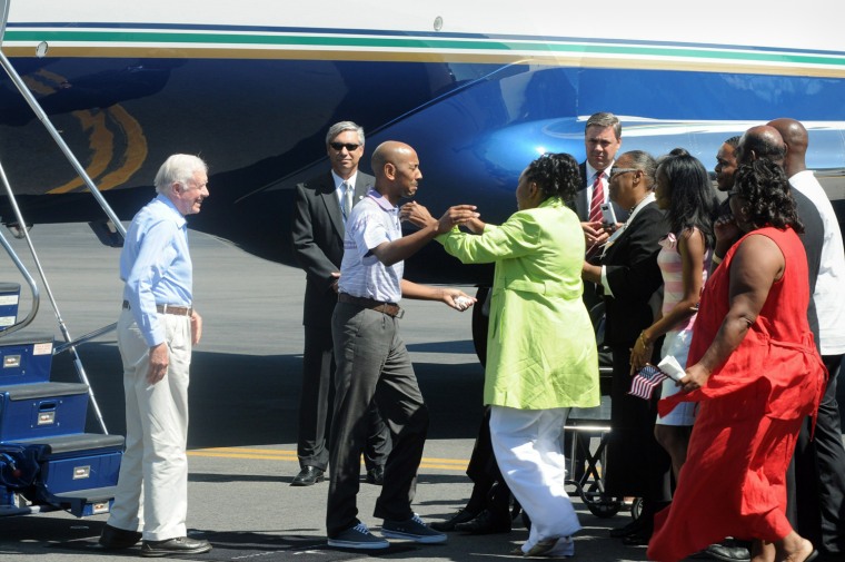 Image: Former US President Jimmy Carter (L) loo