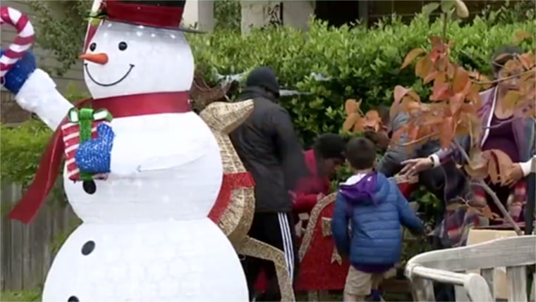 Image: A San Antonio family was told to take down Christmas decorations by the homeowners association.