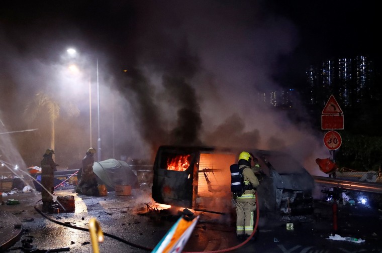 Image: Protesters block Tolo Highway outside Chinese University campus in Hong Kong