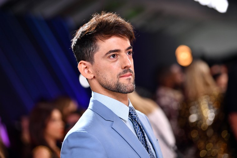 Luis Gerardo Mendez arrives to the 2019 E! People's Choice Awards