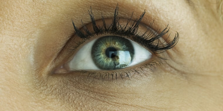 Lash lifts can pose a few potential risks. 