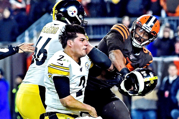 Image: Cleveland Browns defensive end Myles Garrett (95) hits Pittsburgh Steelers quarterback Mason Rudolph (2) with his own helmet during the fourth quarter at FirstEnergy Stadium.