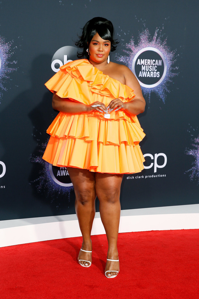 Lizzo s tiny purse was the biggest thing on the AMAs red carpet