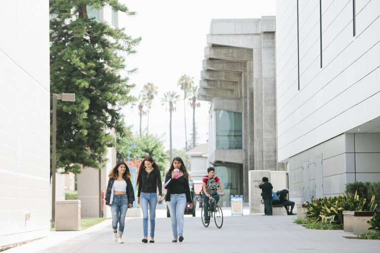 California takes lead in helping students get to college — and stay there