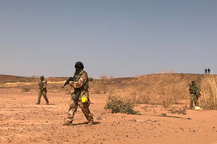 Image: Nigerien commandos simulate a raid on a militant camp during the U.S. sponsored Flintlock exercises in Ouallam