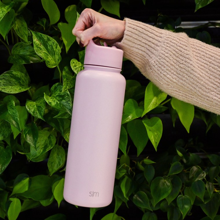 This simple modern water bottle is the perfect gift 2019