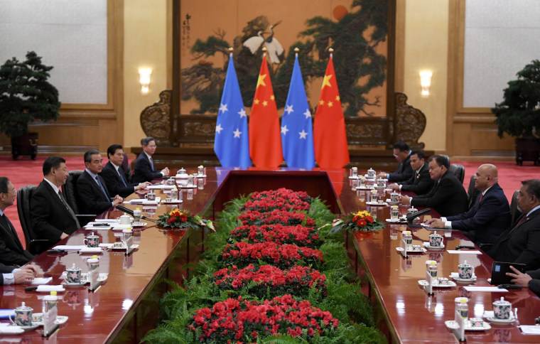 Image: China's President Xi Jinping talks with Micronesia's President David Panuelo at the Great Hall of the People