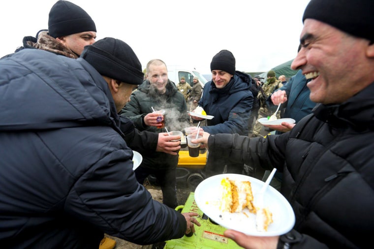 Image: Swapped prisoners at the Mayorsk crossing point