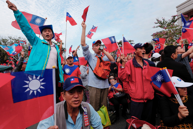 Supporters of opposition candidate Han Kuo-yu wave Taiwanese flags at a campaign rally in Yilan, Taiwan, on Jan. 7, 2020.