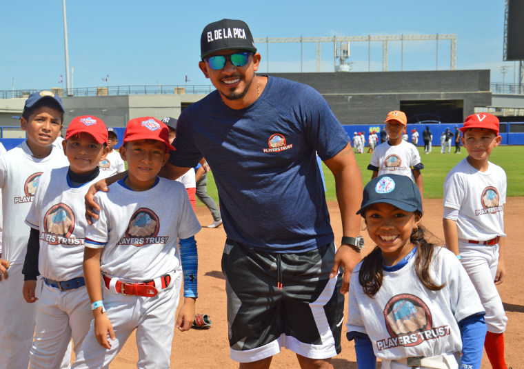 Arizona Diamondbacks player Eduardo Escobar, from Venezuela, poses with young players at a clinic in Barranquilla, Colombia.