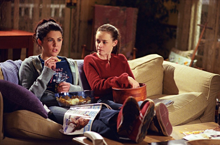 Image: Studio Publicity Still from "Gilmore Girls"Episode name: 'It Should've Been Lorelai'Lauren Graham, Alexis Bledel2002Photo credit: Ron Batzdorff File Reference # 307541332THA For Editorial Use Only -  All Rights Reserved