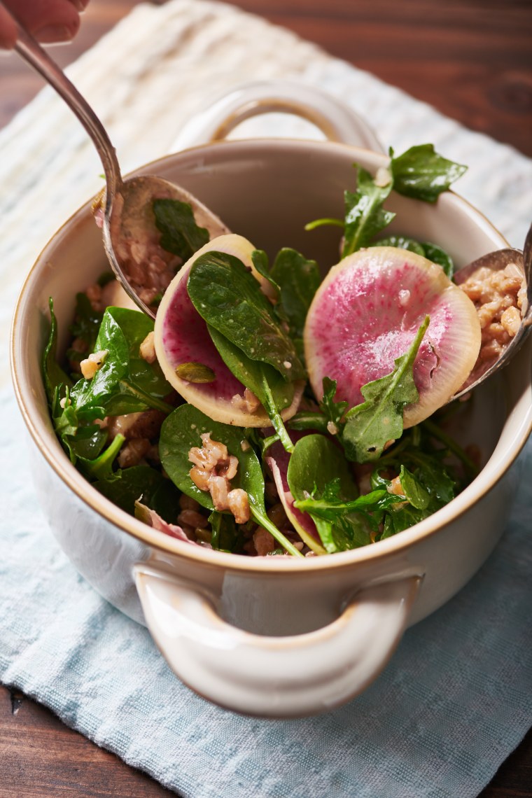 Spinach and arugula salad with mushroom and farro