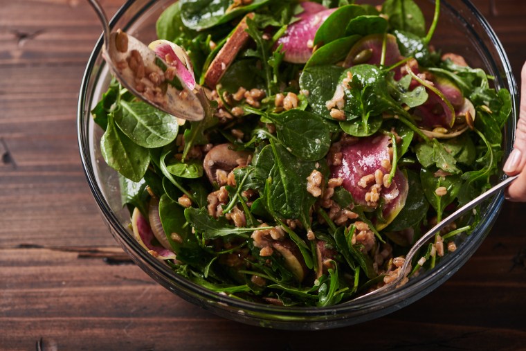 Spinach and arugula salad with mushroom and farro