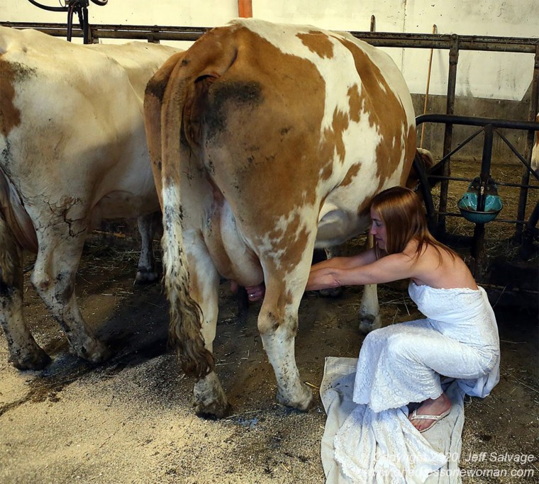 This is one bride who isn't afraid to get her hands dirty.