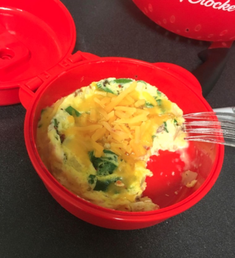 This $7 egg cooker whips up an omelet right in your microwave