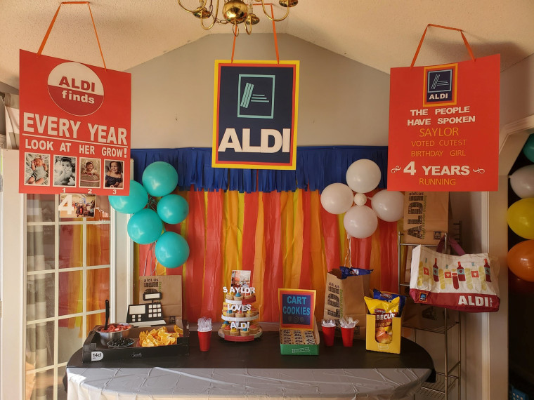 The party was adorned with festive decoration in Aldi's colors. 