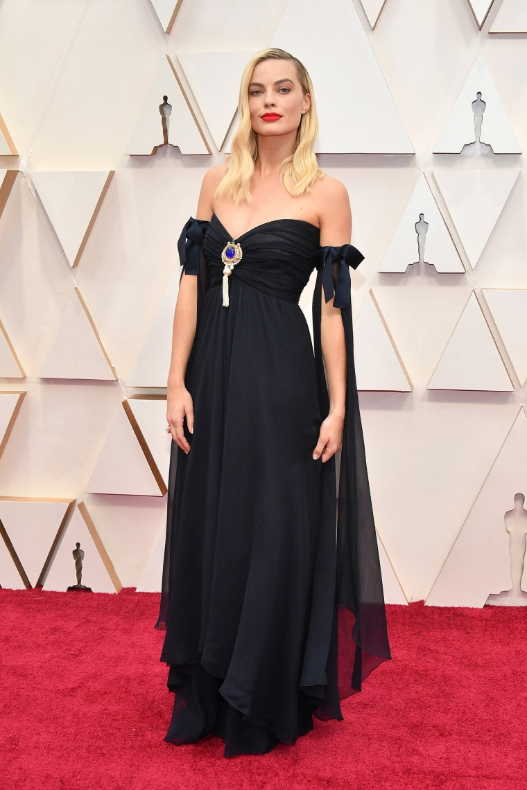 Margot Robbie Arrived at the 2021 Oscars Red Carpet With Darker Hair and  Long Bangs