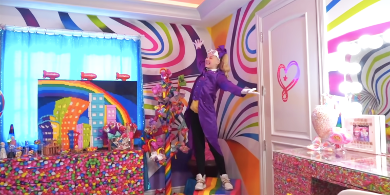 Siwa welcomes viewers into her new, brightly colored bedroom.