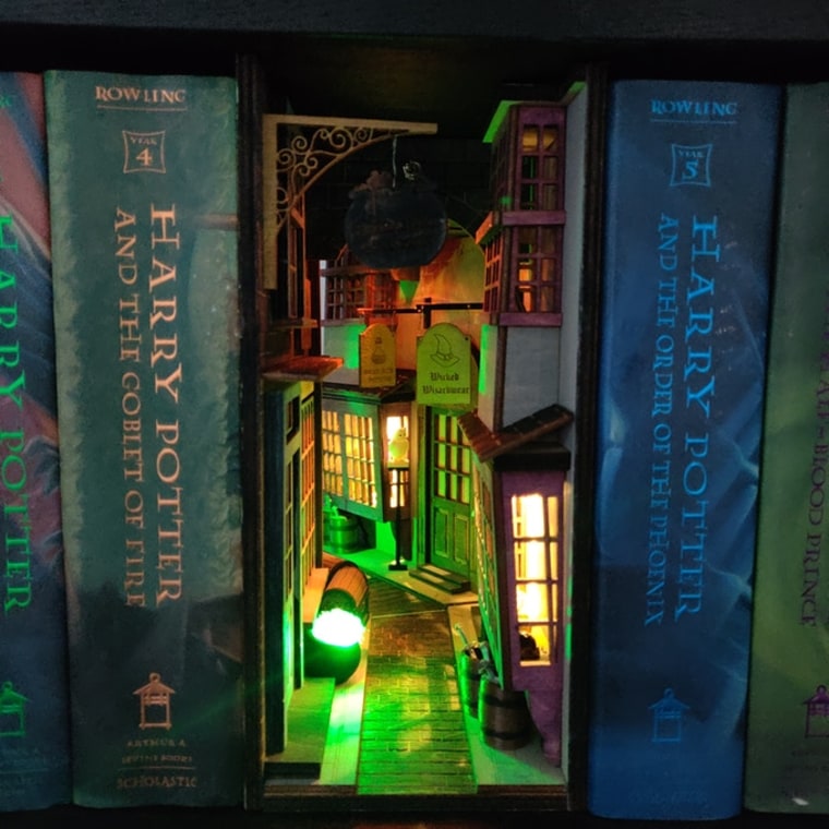 Harry Potter book nook  Book nooks, Harry potter miniatures