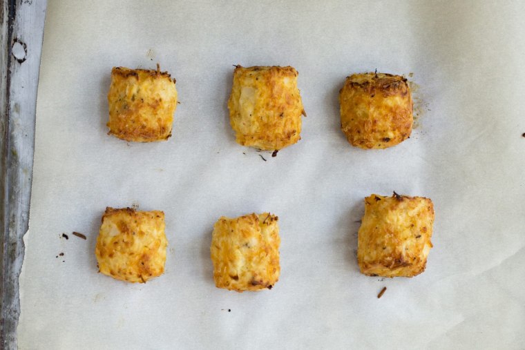 Caulitots look and taste amazingly like classic potato-based tater tots, but they are made of cooked, chopped cauliflower, eggs, cheese and breadcrumbs. 