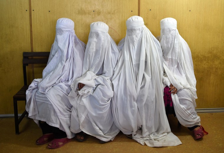 Image: Afghan women refugee in Pakistan