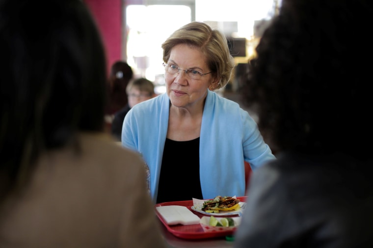 Image: Democratic presidential candidate Senator Elizabeth Warren eats lunch at Tacos El Gordo in Las Vegas