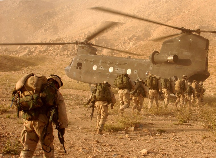 Image: U.S. soldiers board a Chinook helicopter in 2001