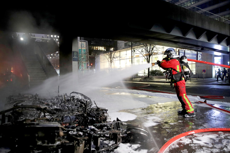 Image: Fire at Gare de Lyon railway station in Paris