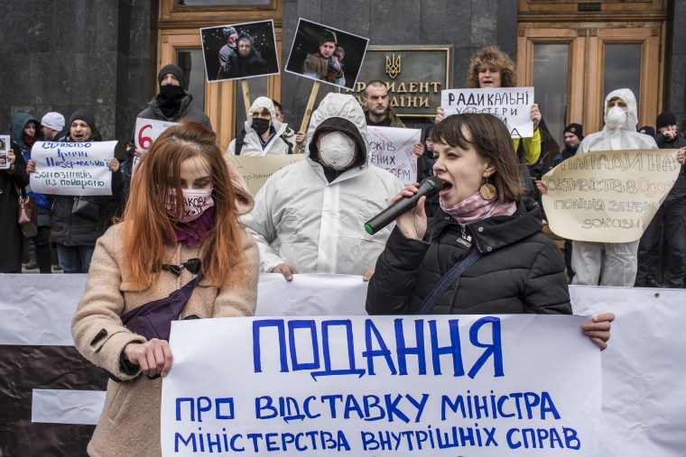 Image: Activists at president's office in Kyiv