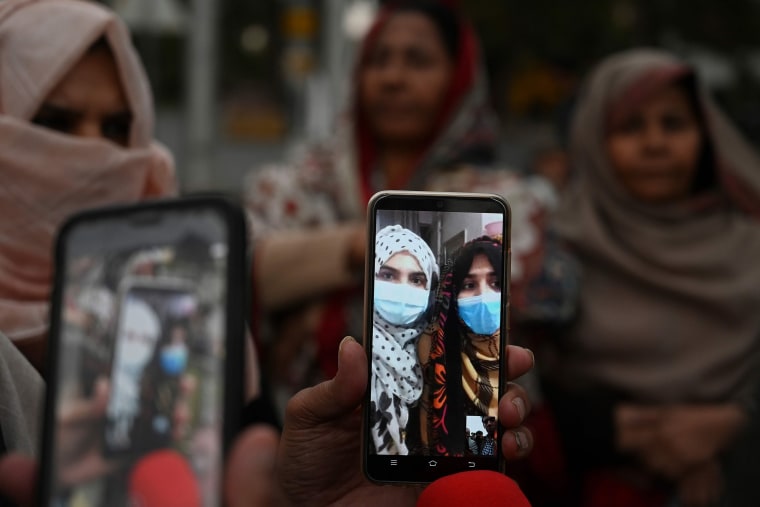 Image: Parents and relatives of Pakistani students in Wuhan