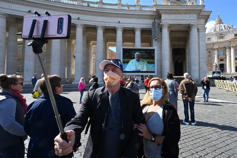 Image: VATICAN-POPE-ANGELUS-HEALTH-VIRUS