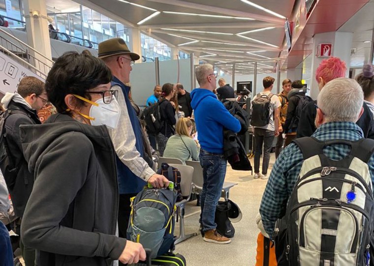 Image: Passengers at Berlin Tegel airport