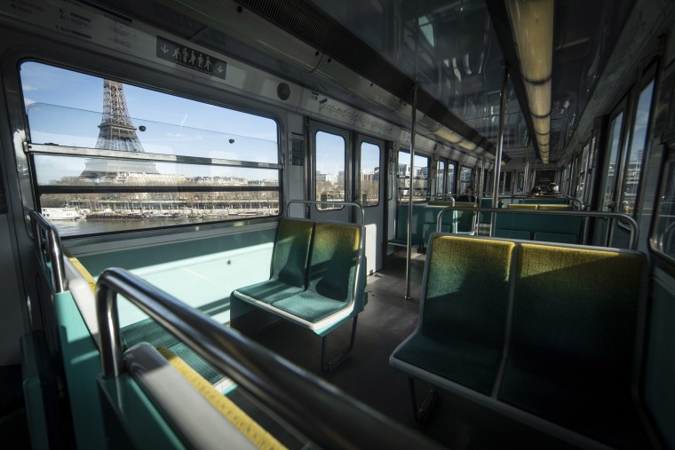 Image: Public transport remains quiet in Paris