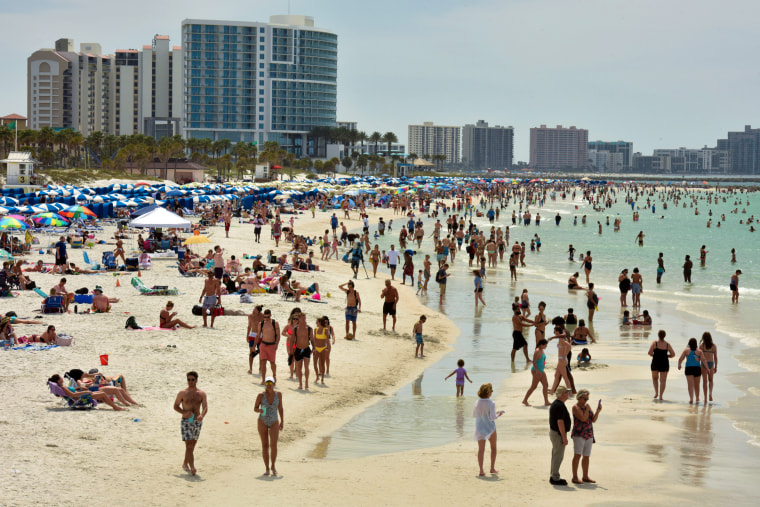 Image: People crowd the beach, while other jurisdictions had already closed theirs in efforts to combat the spread of novel coronavirus disease (COVID-19) in Clearwater