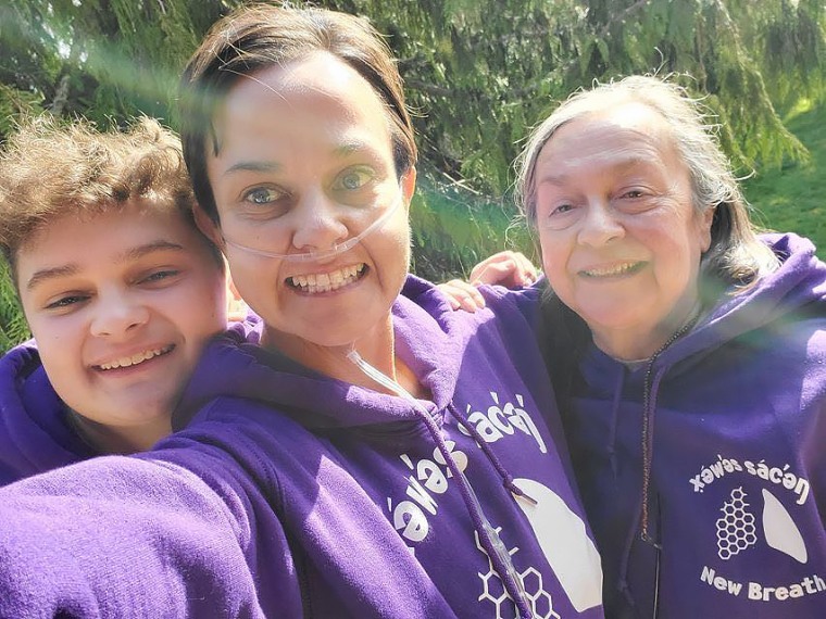 Melissa Smith with her mother and one of her children. Smith is awaiting a double lung and liver transplant in Seattle.