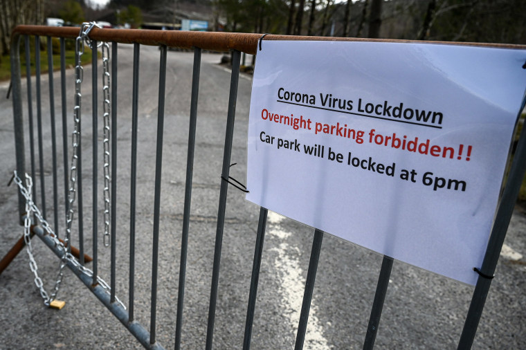 Image: A sign at Aonach Mor car park as members of the public are asked to stop traveling to the Scottish Highlands in a bid to avoid spreading the coronavirus