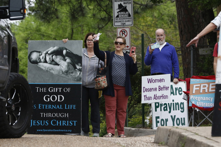 Image: Anti-abortion rights rally in Mississippi