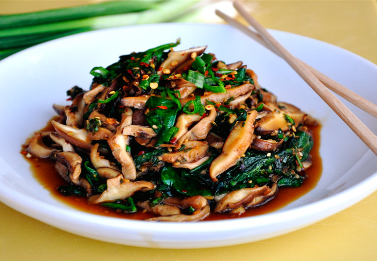 Sauteed Mushrooms &  Spinach with Spicy Garlic Sauce