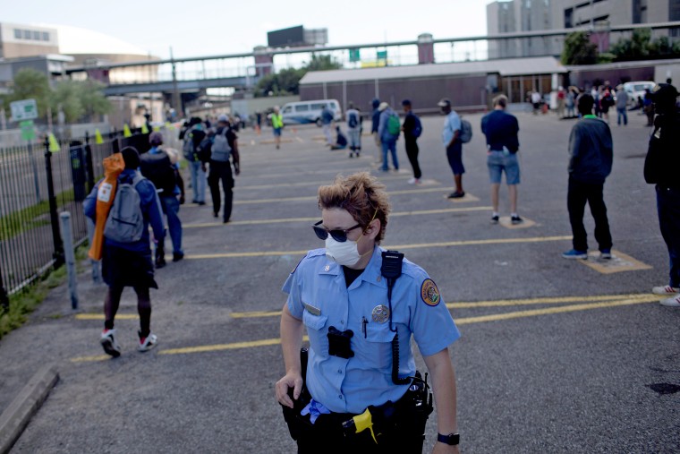 Image: Homeless people are provided with a meal as New Orleans battles coronavirus