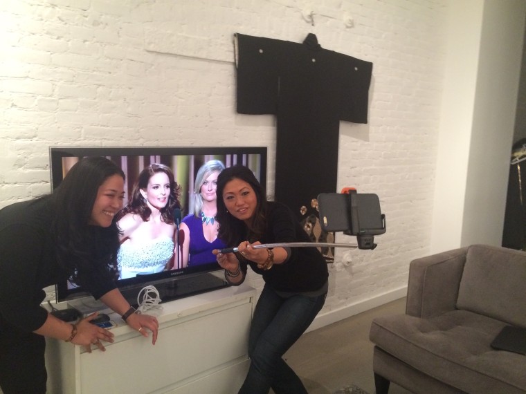 Jane using her selfie stick with Lisa while watching the Golden Globes.