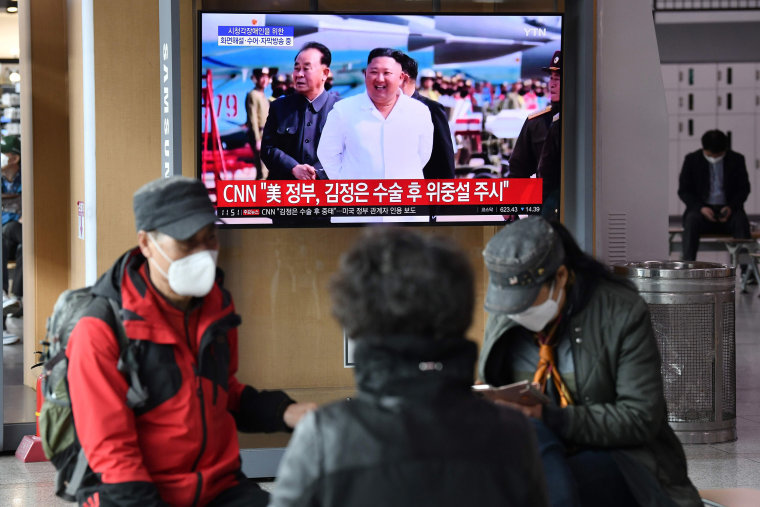 Image: People watch a television news broadcast showing file footage of North Korean leader Kim Jong Un, at a railway station in Seoul