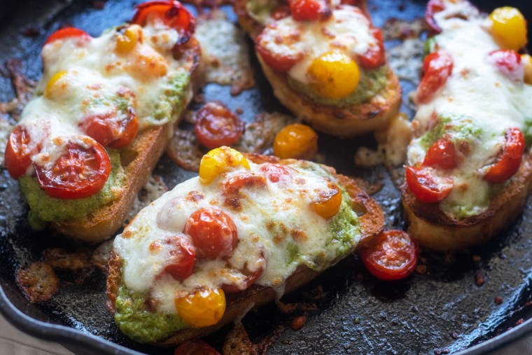 Pesto pizza toast