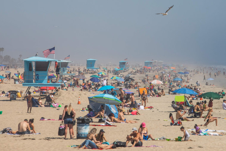 Image: US-HEALTH-VIRUS-BEACH-HEAT