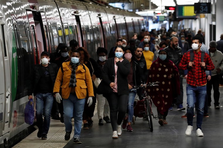 Image: Lockdown imposed to slow the rate of the coronavirus disease (COVID-19) in Paris