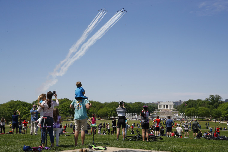 Image: National Mall social distancing violations