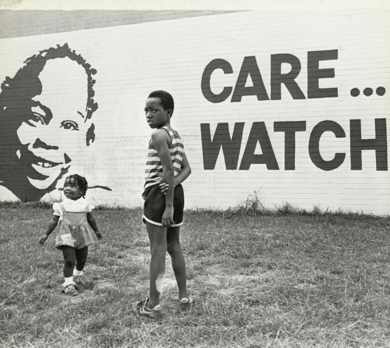 Image: Two children next to a mural in Atlanta in 1981.