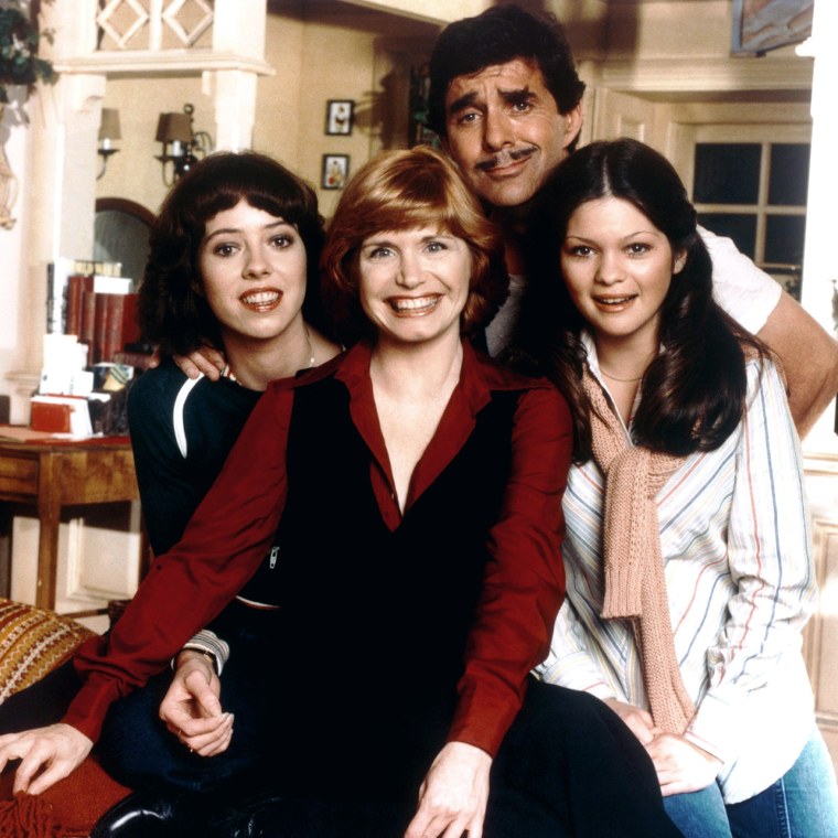 ONE DAY AT A TIME, from left: Mackenzie Phillips, Bonnie Franklin, Pat Harrington, Valerie Bertinell