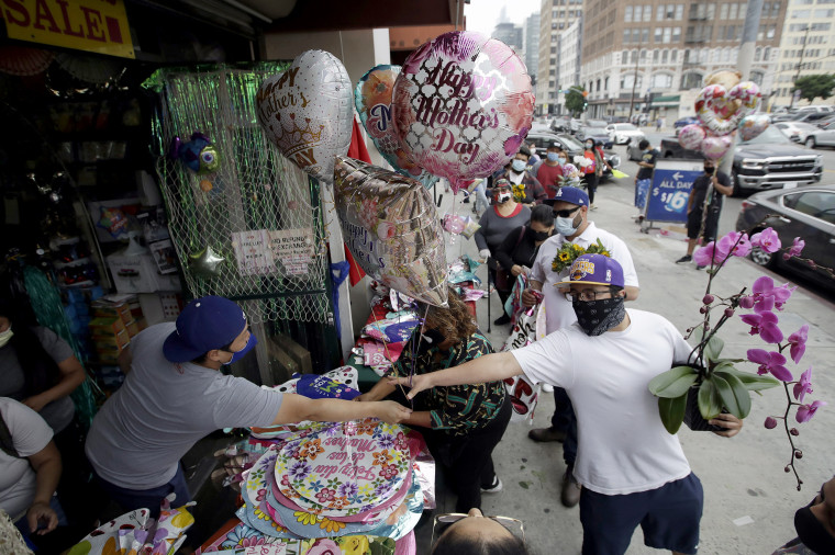Image: Customers buy balloons and flowers for Mother's Day at the Los Angeles Flower Market on May 10, 2020.