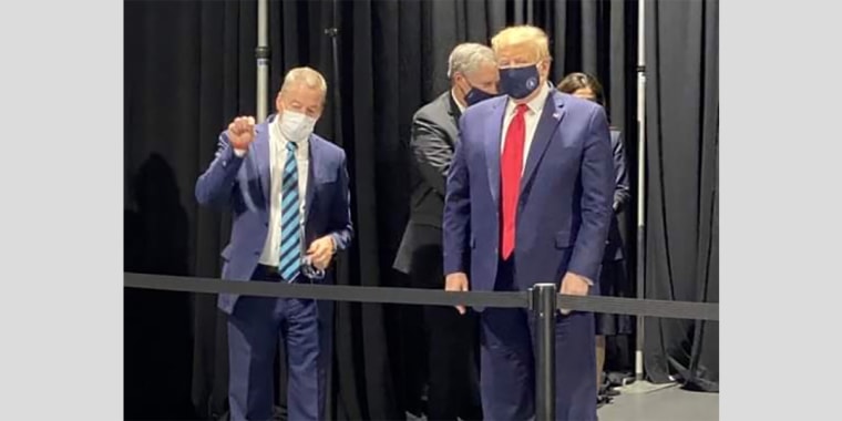 Image: Donald Trump wears mask