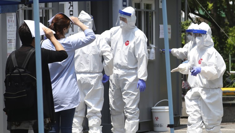 Image: People suspected of being infected with the new coronavirus wait to receive tests at a coronavirus screening station in Bucheon, South Korea